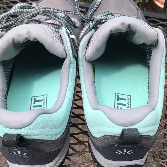 New - NWOT Oboz Women's Sapphire Low B-Dry Waterproof Hiking Shoes - Size US 7 - Picture 4 of 10